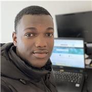 Étudiant en informatique aide élèves pour leurs devoirs